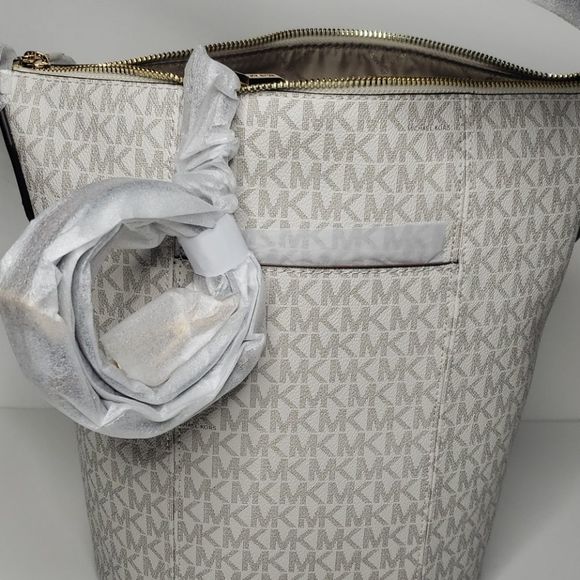 Michael Kors Brooke Medium Bucket messenger Bag - Picture 8 of 9